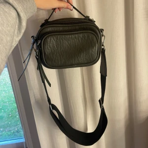 Handväska  - Handväska från Don Donna, nästan oanvänd 