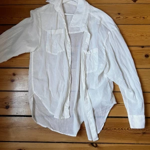 Vit skjorta  - Från hm. Stl s