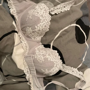 Intimissimi behå - En snygg och knappt använd intimissimi behå köpt i fel storlek. I storlek 75B är en balconettebehå Sofia Pretty Flowers, ny pris för behån är ca 500 kr