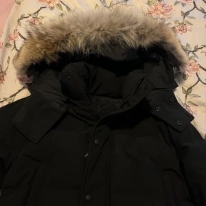 Canada goose Wyndham parka  - En wyndham parka som använts fåtal gånger(köpt 2022) men varit utomlands i ett år så den är väldigt fräsch. Anledningen till att jag säljer den är att den inte längre passar.