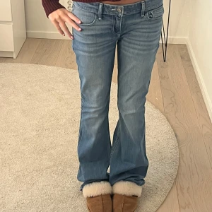 Lågmidjade bootcut jeans Hollister  - Sjukt snygga lågmidjade bootcut jeans från Hollister!! Älskar köp!!Midjemått: ca 36cm rakt över (stretchiga), innerbenslängd: ca 78cm💗💗