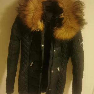 Vinter jacka - Svart vinterjacka, inga hål eller så. Säljer pga att jag inte har användning till den längre