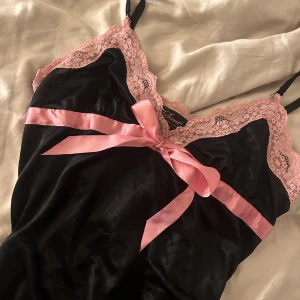 Victoria secret pyjamas  - Jätte gullig Vintage pyjamas från Victorias secret, jätte bra skick, svart med rosa detaljer och typ stretchig sammet💞