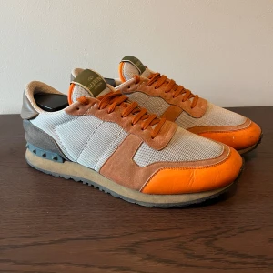 Valentino Rockrunners - Valentino Rockrunners | Skick ~ 8/10 | Storlek 43.5/44 | Finns inga tydliga tecken på slitage men tecken på användning finns, priset är sinnessjukt / Mvh 