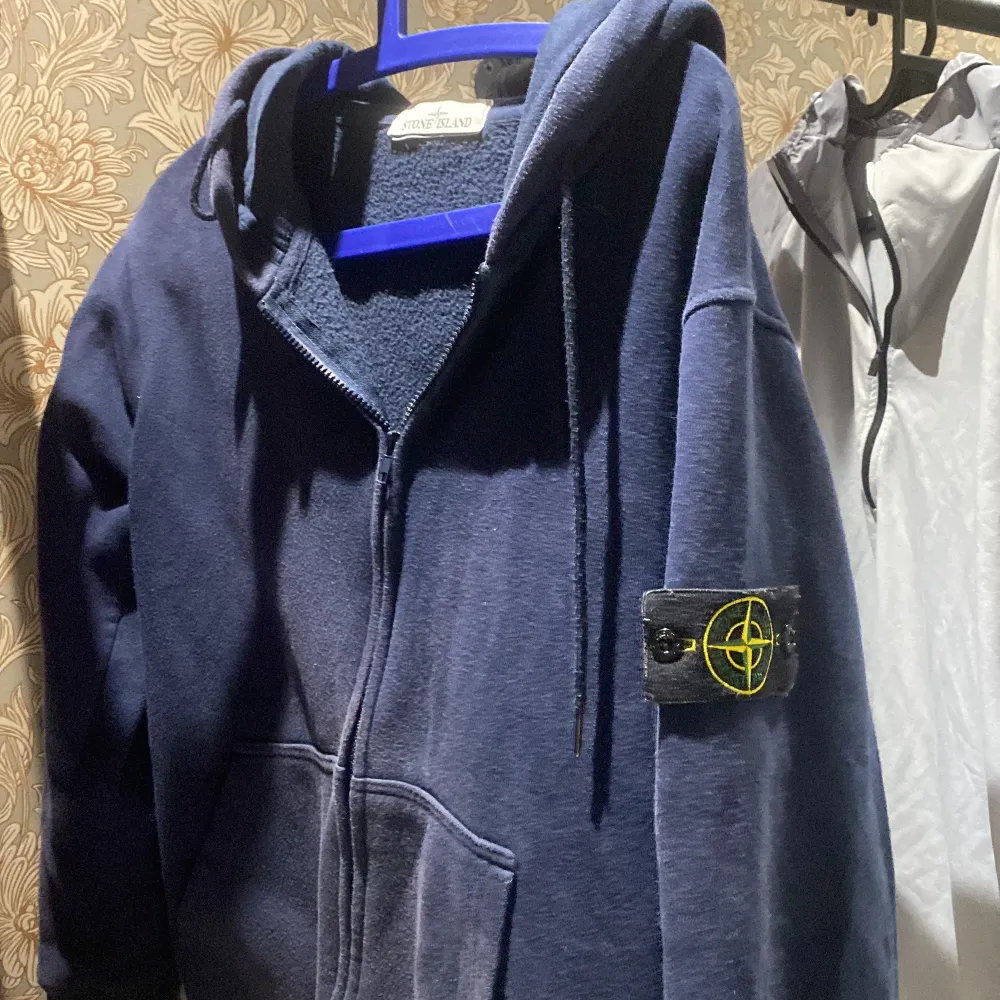 Riktigt snygg och fräsch mörkblå Stone island zip som är är i riktigt fint skick. Säljer för jag behöver pengar. Finns inga fel på den vad jag vet. Skriv vid frågor.. Hoodies.