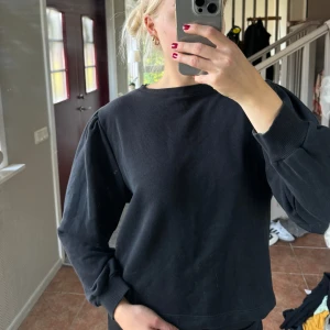 Svart sweatshirt  - Svart sweatshirt från lager 157