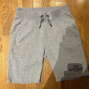 Peak performance skjorts  - Säljer dessa snygga peak performance skjorts som är i topp kvalitet.  Skick: 10/10 Priset kan diskuteras! Passar 150 cm lång