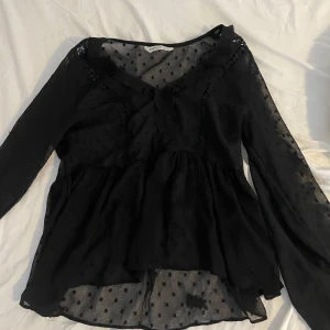 Stradivarius bluS - Jätte snygg inga skador, knappt använd och jätte bra skick  