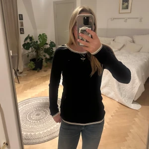 Tommy hilfiger tröja  - Super snygg Tommy hilfiger tröja som ej är använd mycket🥰 ursprungs pris ungefär 850 (vad jag vet)💕 Skriv gärna om ni är intresserad och pris kan diskuteras!