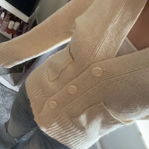 Slutsåld vit kofta  - Jättefin vit kofta från gina som är helt slutsåld!! Aldrig använd men lite nopprig då jag köpte den här på plick ❤️