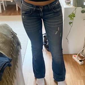 Lågmidjade jeans, bootcut, i storlek xs. Midjemåttet: 75 cm  Innerbenslängden: 77cm Jag är 163cm lång