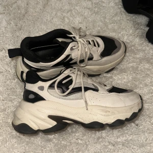 Chunky sneakers  - Chunky sneakers från NA-KD använt sparsamt   Fraktas eller mötes i centrala Göteborg 