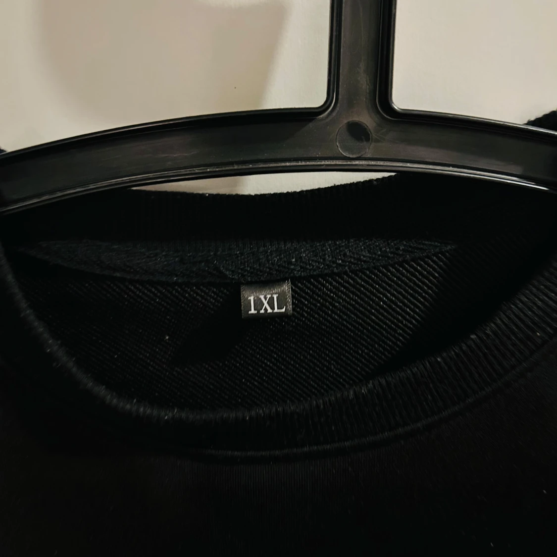 Svart tröja med text - 91