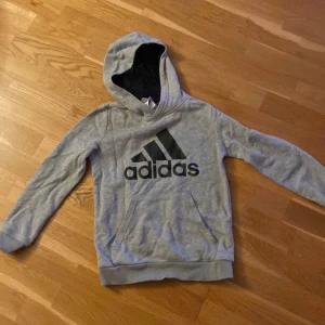 Tillbehör till mjukisbyxorna som jag har lagt upp - Adidas tröja, stl:140 bra skick