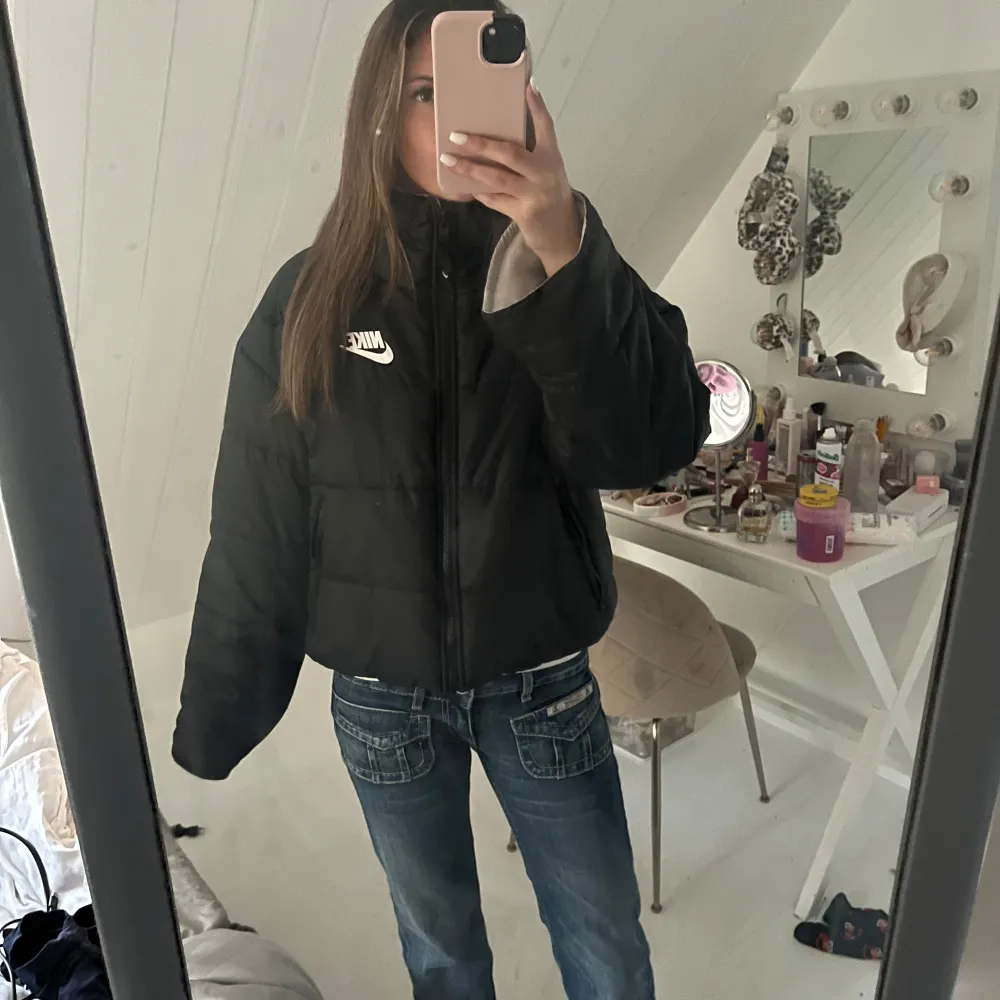 Säljer denna Nike jackan som går att vända ut och in ena är den en puffer jacket med ett tryck på baksidan  Andra är den ungefär en teddy Björn jacka💗. Jackor.