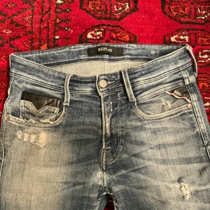 28/32 Replay Anbass jeans med slitningar för 549kr  - Storlek 28/32 skick 8,7 av 10 riktigt feta jeans med slitningar. Fast pris! 