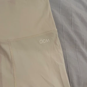 Thights  - Nyskick 🤍 Tightsen är hela, utan fläckar, trycket är som nytt och sömmarna desamma! Finns fler bilder vid intresse! 🫶🏻