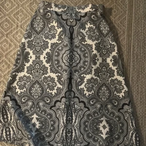 Kjol ifrån Sense - Populär kjol ifrån Sense i storlek XS men passar även S. Den är midi / maxi. Mycket bra skick!🩵