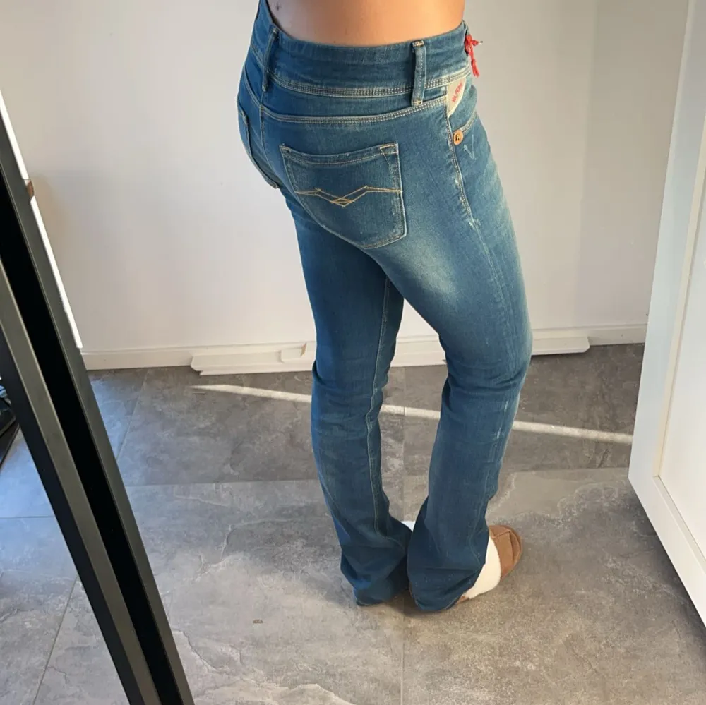 As snygga replay jeans men kommer tyvärr inte till annvändning då dom inte satt som förväntat. Midjemåttet är 39 och innebenslängden är 83 . Jeans & Byxor.