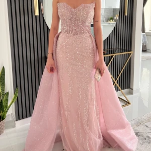 Balklänning  - Säljer min balklänning jag endast använt vid 1 tillfälle skulle säga att den är i storlek XS då jag inte vet exakta måtten med tanke på att den är sydd efter min kropp  Klänningen har en avtagbar kjol  Köpt på Queen i Norrköping för 6000 kr 