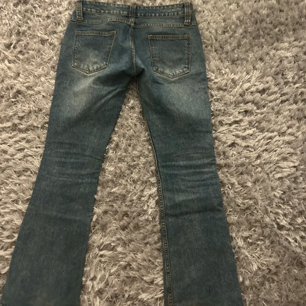 Säljer mina as snygga jeans då dem är för små. Dem har en snygg blå tvätt och är bootcut. Köpte dem second hand så vet inte vart dem är ifrån😍. Jeans & Byxor.