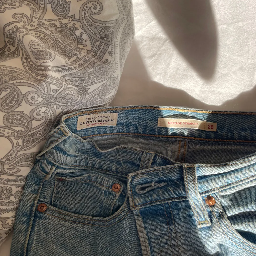 Säljer ett par snygga ljusblå Levi's jeans i storlek 26. De är högmidjade och har en klassisk straight passform 💓. Jeans & Byxor.