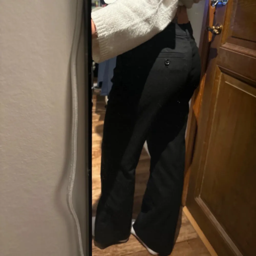 Low/midwaist kostymbyxor från Monki i storlek 38/M. Köpt på vinted men de var tyvärr för stora. De har en ficka på höger sida där bak. Skriv om du har några frågor! (Pris kan diskuteras vid snabbt köp)💖. Farkut & Housut.