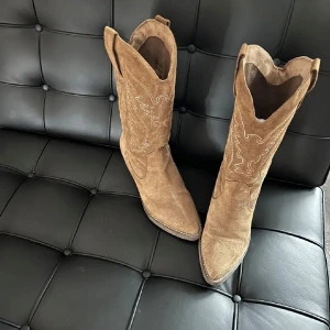 Bruna boots - Säljer mina bruna cowboyboots i mocka från Mtng. Super fina och sköna! Använda några gånger🌟Orginalpris 1195kr 