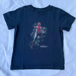 söt Spider-Man crop topp i bra skick 🖤mått: längd 42, bredd 37