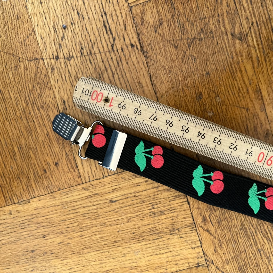 Hängslen med körsbär oanvända nya - 91