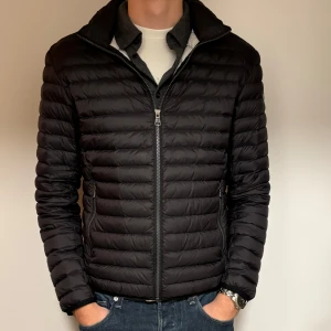 Colmar jacka - Säljer colmar jacka åt en kompis! Den är i toppen skick, inga tecken på fel eller användning. Skriv vid frågor eller funderingar. Pris kan diskuteras☺️