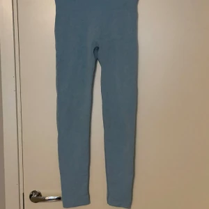 Blå träningsbyxor - Säljer ett par snygga blå leggings. Perfekta för både träning och vardag. De är superbekväma och har en tight passform, dem är högmidjade. Passar perfekt till en oversized tröja eller hoodie!
