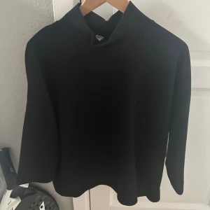 Trekvarts polotröja - Mjuk och boxig tröja från Carin Wester i storlek S. Använd ett fåtal gånger, därav i fint skick. Nypris är 399 kr.