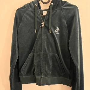 Grönt juciy couture set - Använd en gång!! Säljer pga att den inte kommer till användning.  Kofta: S Byxor: M Hela settet för 799! Annars 499kr per del