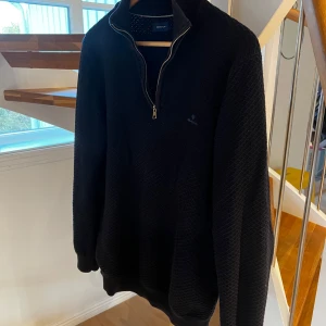 Gant Half zip - Säljer nu min half zip från Gant! Storleken är M och den är i bra skick. Skicket är 8/10. Skön tröja som passar bra med skjorta, piké och mycket annat!