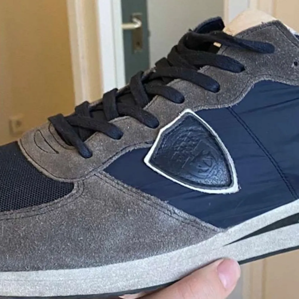 Säljer dessa snygga Philippe model trainers i storlek 45.Box och vita skosnören medföljer. Nypris runt 3000kr. Skick 7/10. Pris kan diskuteras. Bara höra av dig om du har några funderingar. Äkthetsbevis finns. Skor.