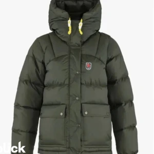 Fjällräven  - Säljer denna superfina fjällräven jackan då jag vill köpa en annan, den är ändast använd en vinter inga defekter även sparsamt använd❤️