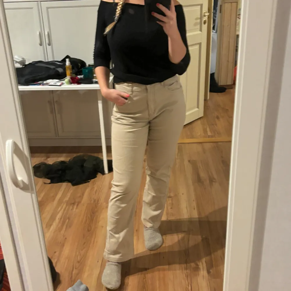 Säljer ett par snygga beige byxor i normal passform. De har en klassisk stil som passar perfekt till både vardag och fest. Byxorna är i bra skick och har en rak siluett som ger en stilren look. Perfekta för höst och vår!. Jeans & Byxor.