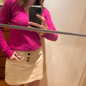 Konstläder mini kjol - stickad kofta Ralph Lauren - Säljer en superfin beige minikjol i konstläder från ZARA i storlek Large, vilket motsvarar storlek 38-40. Den är knappt använd ,300kr. Ralph Lauren stickad tröja – 10% kashmir, 90% ull med mjuk och lyxig känsla, har 2 små håll. 200kr