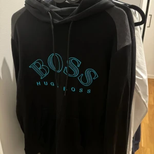 Hugo boss - Hugo boss hoodie i storlek s. Hoodien är i svin bra skick.