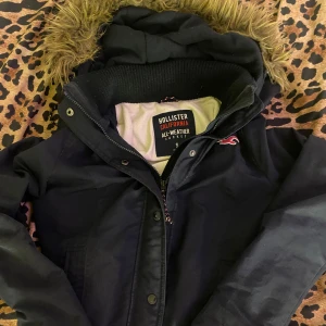 Y2k jacka💕 - Jättefin jacka från hollister i storlek S! Sömmen har spruckit i ena armhålan därav priset, skriv för fler bilder!💕
