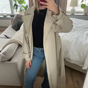 Trenchcoat Zara - Lång trenchcoat från Zara i storlek XS-S, men oversize i modellen! Säljer för 400kr, använd fåtal gånger och därför som ny! 