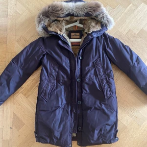 Parajumpers  - Säljer nu min Parajumpers då jag vuxit ur den, super fint skick finns inget att anmärka på. Hela jackans insida är i päls så det är en otroligt varm och skön jacka. Jackan är ÄKTA. Brun storlek S