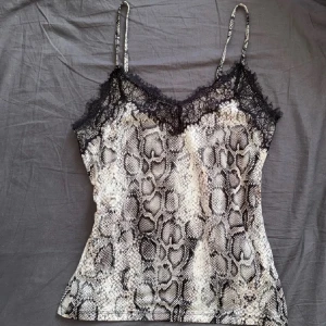 Spets linne - Super snyggt linne från Amisu med spets! Strl S 🩷 