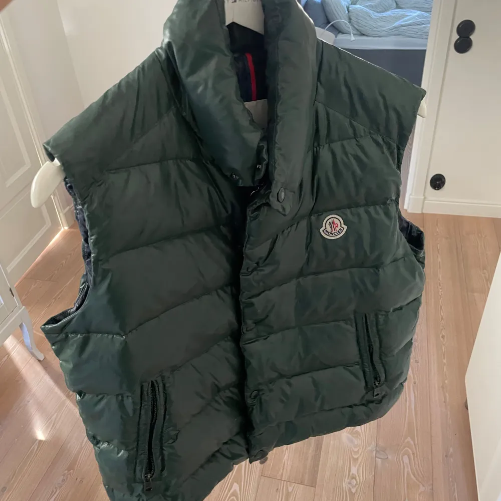 Moncler tibb   Size 4  Cond ) bra cond bortsett från en väldigt liten skada  på ryggen (se bild). Jackor.