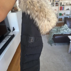Hollies pälsjacka  - Säljer min Hollies jacka som köptes för 4000kr, fint skick men hr en liten slitning på en sidan där man har handen finns på sista bilden. 