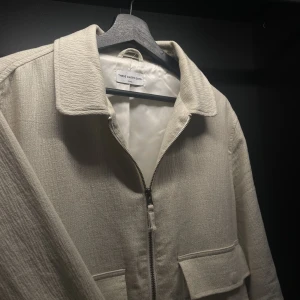 Overshirt/jacka - En sjukt snygg overshirt/jacka från These Glory Days. Knappt använd, inga defekter alls, som ny! Nypris 2000:- Skriv vid övriga frågor