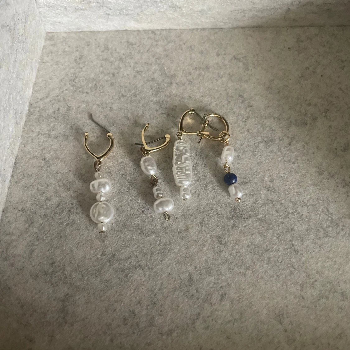 Guldörhängen med vita pärlor och blå detalj - 92