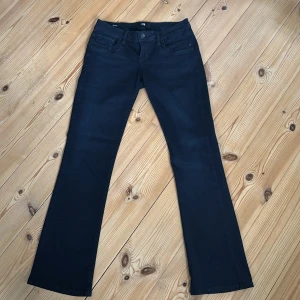 Lågmidjade LTB jeans   - Säljer dessa svarta LTB jeans i modellen valerie. Storlek 27/32. Använda en gång.🤍 