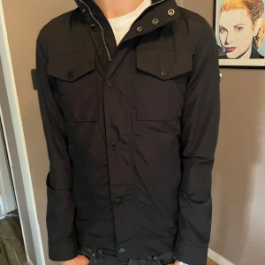 J.lindeberg field jacket xs - Säljer denna j Lindeberg jacka i 10/10 i princip helt ny bara använd några gånger. Storlek är xs men passar även S.